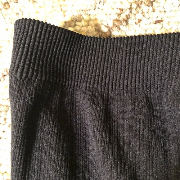 Black leggings. Nice ribbing. Size M/L. - Picture 2 of 4